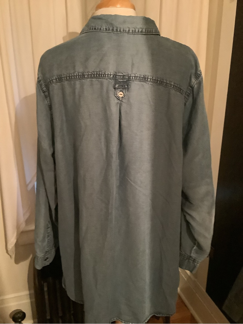 J. Jill Denim Button-Front Chambray Top in Faded Blue - Picture 4 of 11